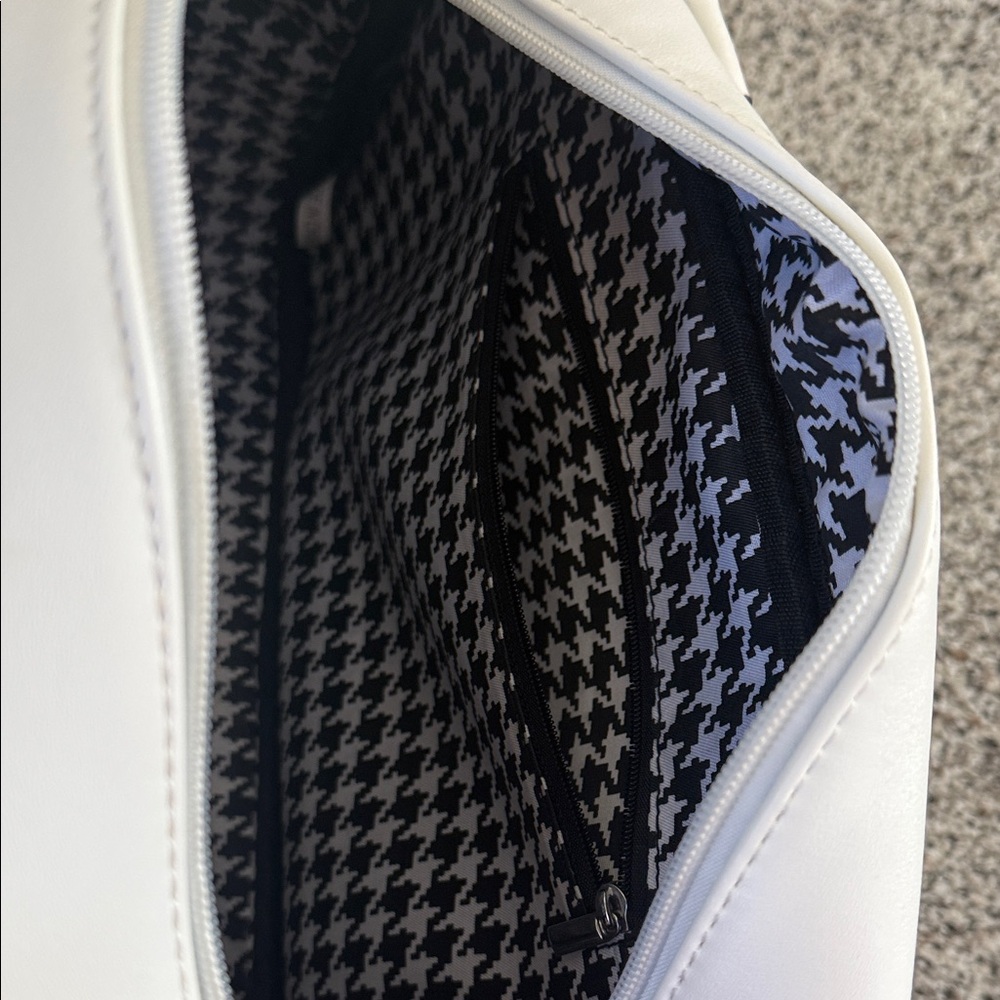 Sourpuss White and Red Retro Vinyl Bowling Bag - Picture 4 of 9